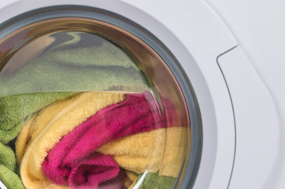 Waschmaschine mit bunten Tüchern